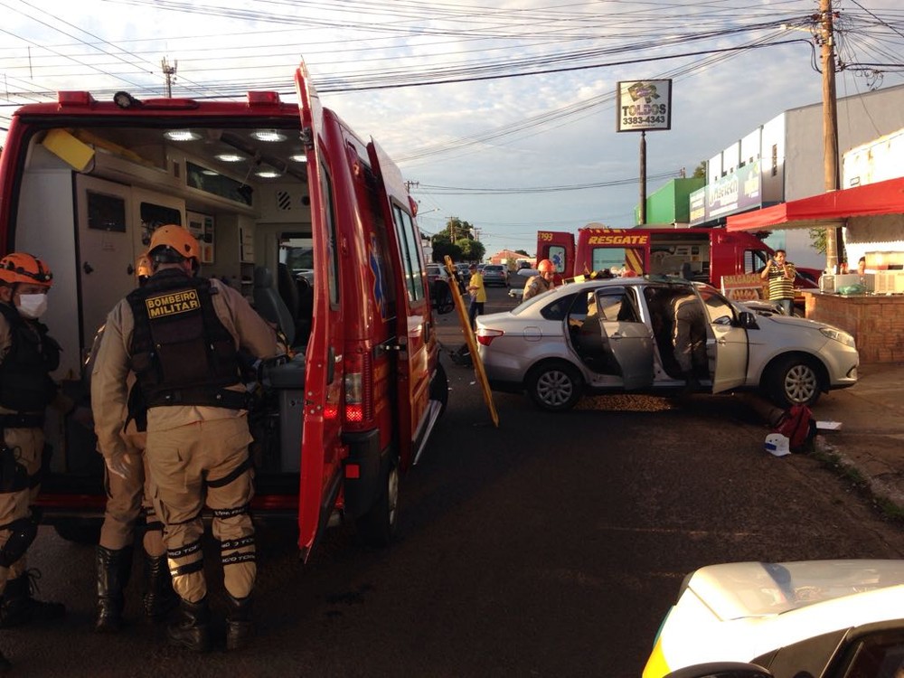 Idoso passa mal ao volante e causa acidente e mulher quebra braço MS