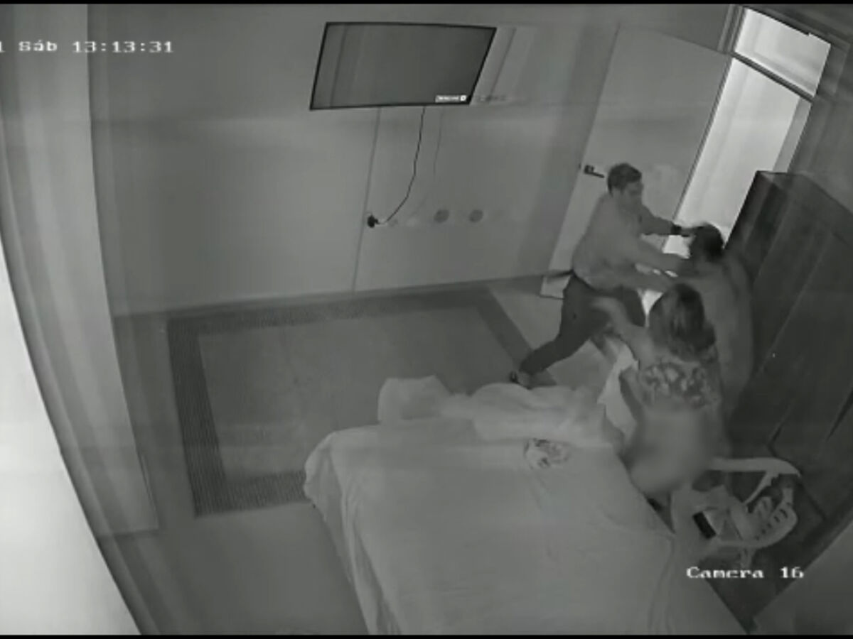 Vídeo: homem arromba porta do quarto e atinge a facadas casal que fazia  sexo - MS Notícias