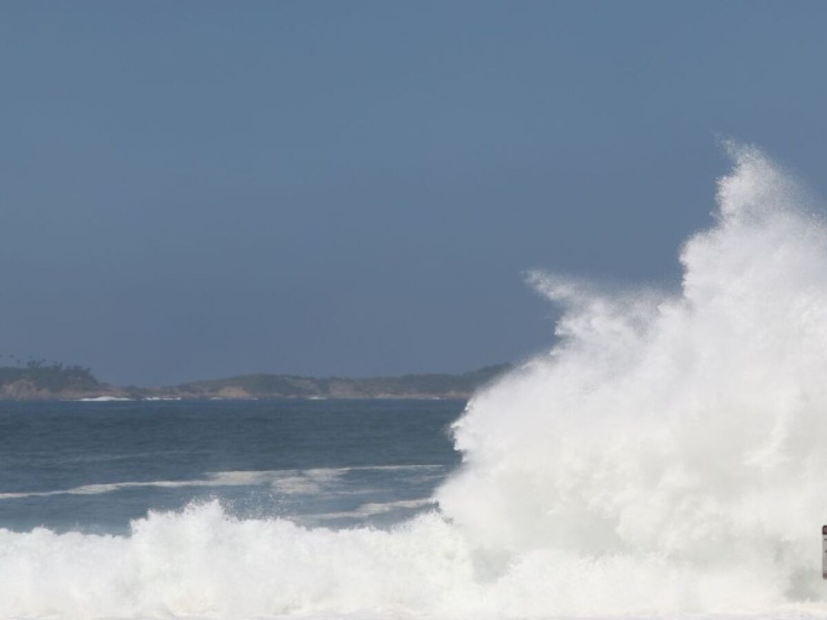 Marinha emite aviso de ressaca do mar com ondas de 2,5m no Rio