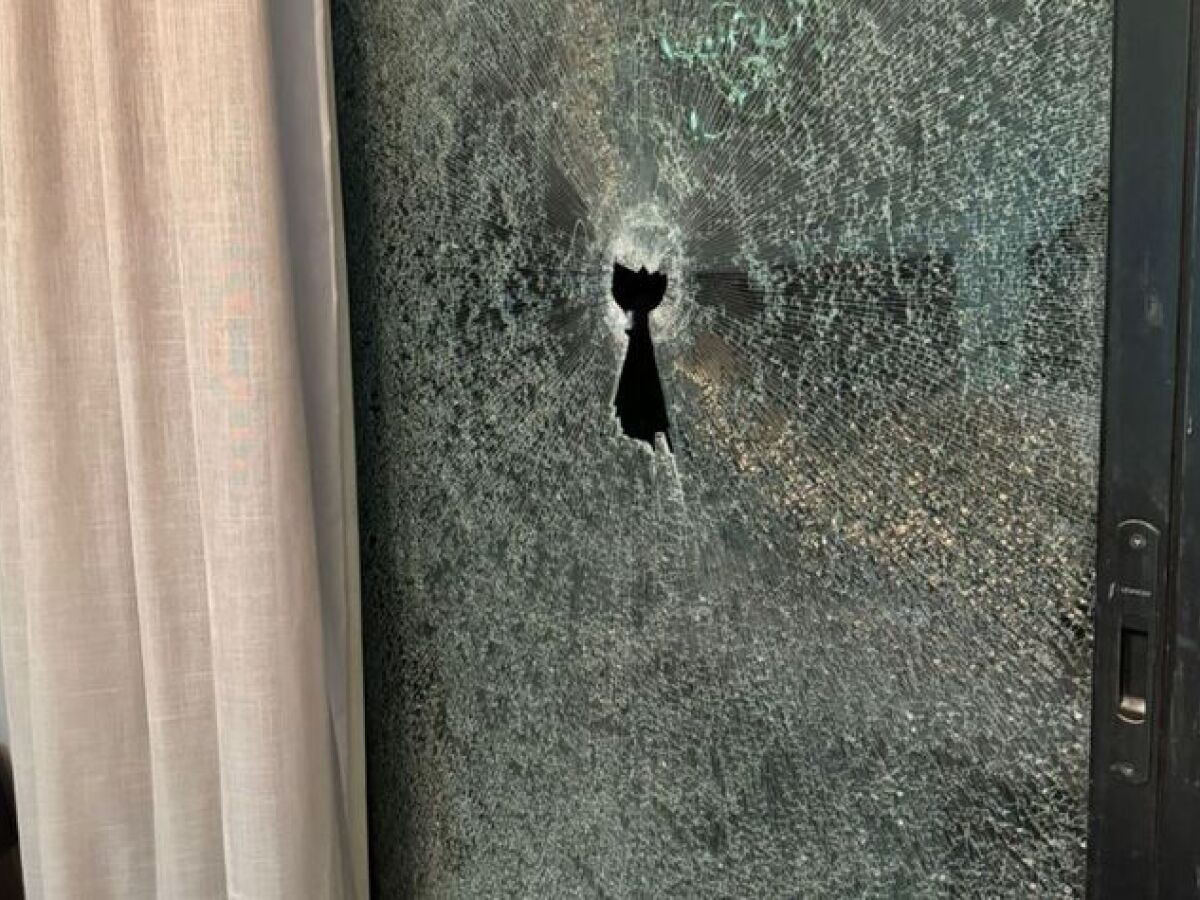 Imagem mostra imóvel atingido por disparo