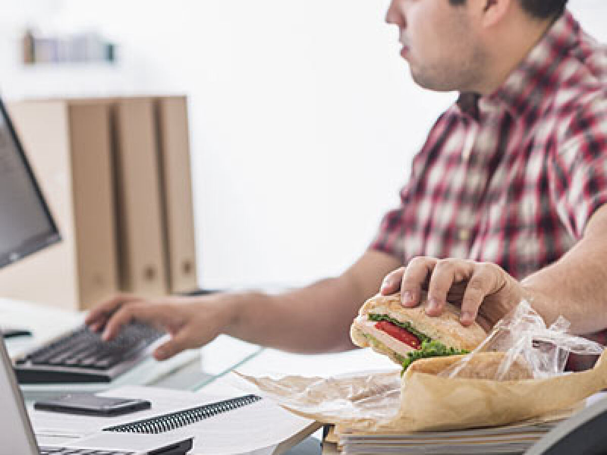 6 razões para nunca almoçar na mesa de trabalho - MS Notícias