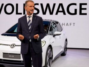 Herbert Diess, presidente executivo do grupo Volkswagen, na apresentação do elétrico ID, no Salão Automóvel de Frankfurt, na Alemanha. (EPA/RONALD WITTEK)