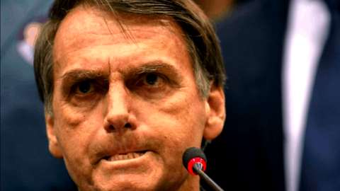'Quietinho sobre irmãos Miranda', Bolsonaro vai ao cercadinho e xinga presidente do TSE 