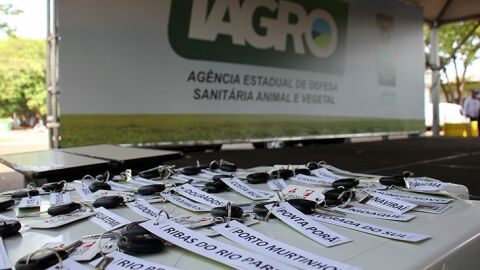 Governador Reinaldo Azambuja e diretor da IAGRO entrega camionetes aos municípios