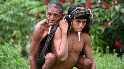Indígena carrega pai idoso nas costas por 12h para ele ser vacinado