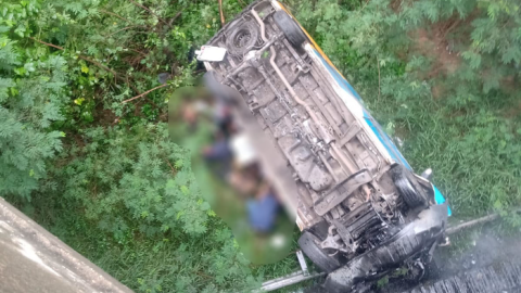 Vídeo: Van capota e cai de viaduto; há mortos e feridos