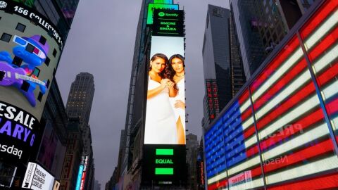 Simone e Simaria viram destaque na Times Square nos Estados Unidos