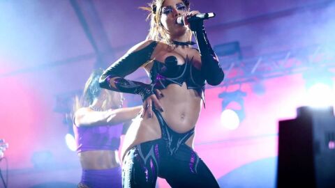 Anitta usa look provocante e recebe famosos em show no Rio