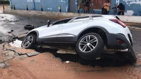 Vídeo: motorista pensa ser uma 'poça', passa sobre e carro é engolido por cratera 