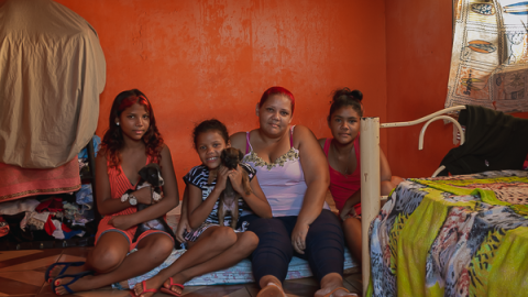 Fugindo da violência doméstica e da fome, Joycar e as 3 filhas buscam ajuda para 'cessar sofrimento'