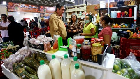 Em Naviraí, Riedel visita comércio para ouvir população 'embaixo de chuva'