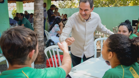 Marquinhos promete ampliar programas sociais e ir além, qualificar famílias