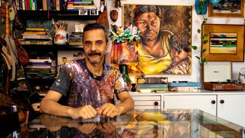 Ao invés de ricos e poderosos, artista exalta povos indígenas em telas 