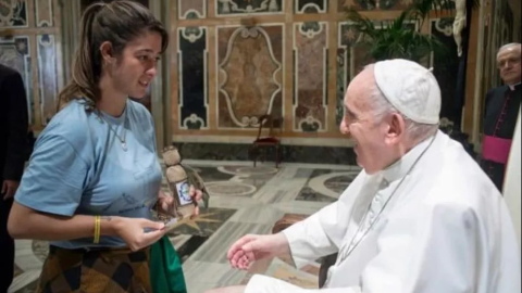 Brasileira entrega 'cachacinha' para o Papa Francisco