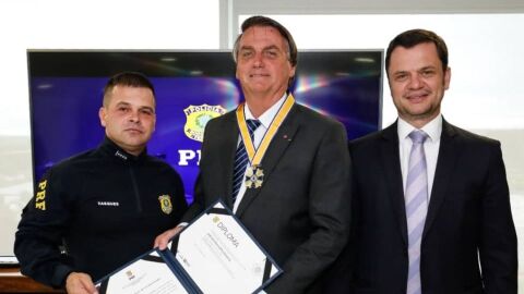 Diretor-geral da PRF tem 8 processos colocados sob 100 anos de sigilo por Jair Bolsonaro