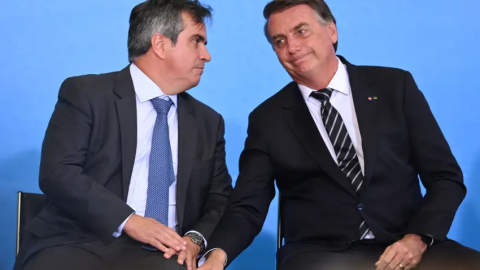 Bolsonaro estimula radicais e terceiriza reconhecimento de derrota