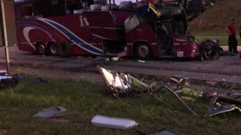 Ônibus de MS bate em caminhão e deixa dois mortos e 37 feridos