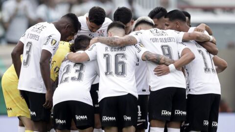 Corinthians empata com o Palmeiras com 2 jogadores a menos