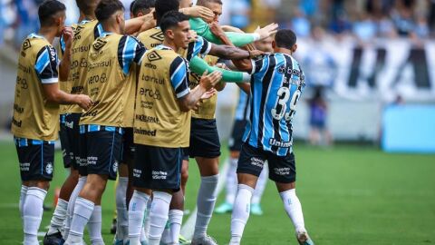 Grêmio goleia no Gauchão e dorme na liderança da competição
