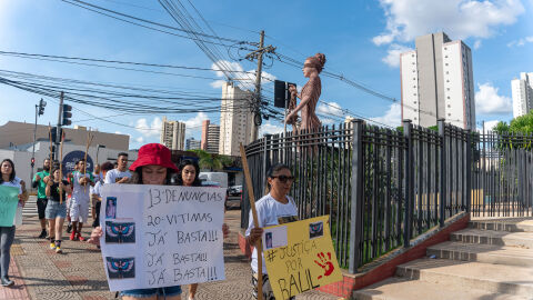 Protesto marca a 1ª audiência do instrutor de capoeira ligado a morte de Raul