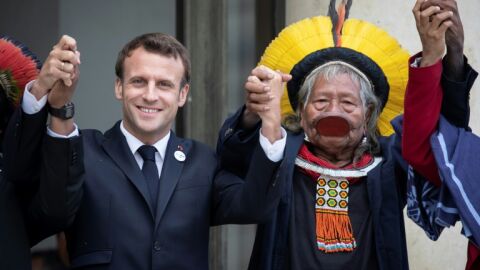 Emmanuel Macron concede honraria histórica ao líder indígena Raoni Metuktire 