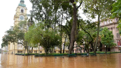 Sob a lama, Porto Alegre decreta racionamento de água potável