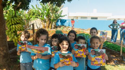 Emei Santa Emília recebe livros do projeto Pratinho Firmeza Brasil