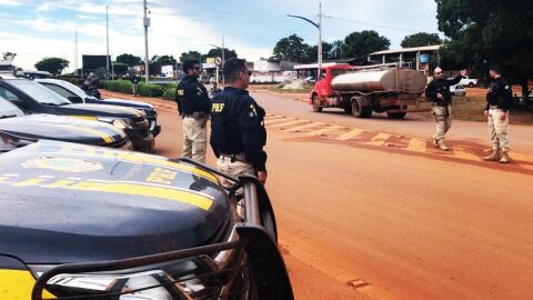 Casal bêbado é preso fazendo sexo dentro de carro às margens de rodovia