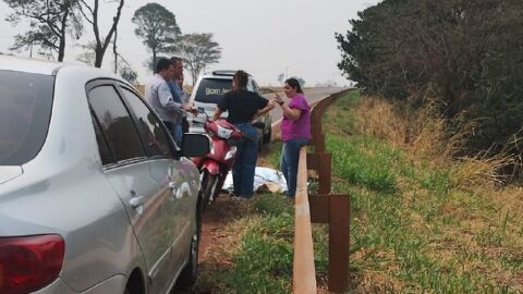 Homem perde controle de moto e morre na frente da esposa em MS