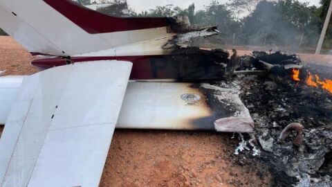 FAB 'derruba' avião clandestino e bandidos ateiam fogo para apagar rastros