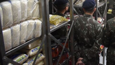 Sargento é expulso por desviar alimentos do Exército e revendê-los