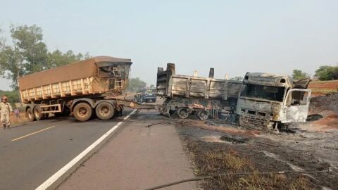 Para evitar colisão fatal, motorista sai da pista e carreta pega fogo