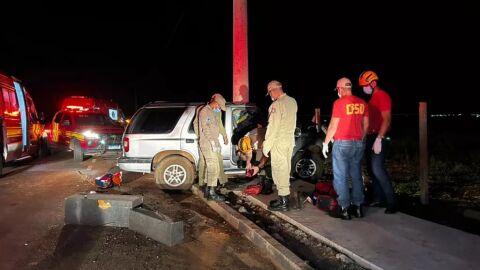 Caminhonete bate em poste, mata casal e deixa criança em estado grave