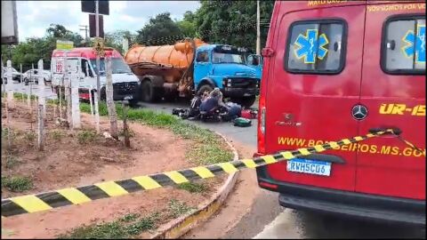 Motociclista morre após ser prensada entre caminhão e picape em CG