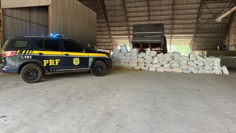 PRF apreende quase 2 toneladas de maconha em carga de milho em MS