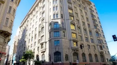 Faculdade paulista expulsa 12 alunos por faixa em alusão a estupro
