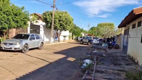 Bandido morre e comparsa fica ferido em confronto durante roubo de moto