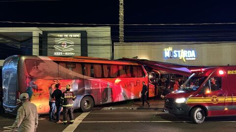 Sem freio, ônibus desgovernado invade Café Mostarda e deixa mulher ferida