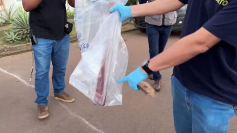 Natan mata Adriana a pauladas na frente da filha dela