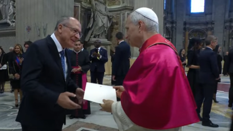 Alckmin entrega convite ao Papa para COP 30