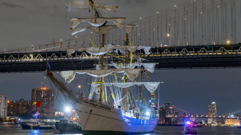 Vídeo: Navio de treinamento da Marinha do México colide com ponte e deixa mortos e feridos nos EUA