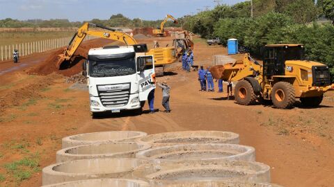 Prefeitura alega falta de dinheiro, mas é pressionada por obras do Zé Pereira e Araras