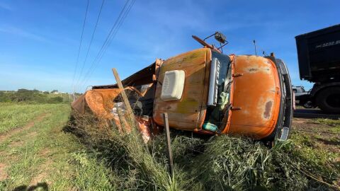 Idosos escapam ilesos após fechada que tombou caminhão em rodovia de MS