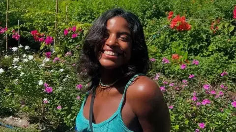 Brasileira que caiu em vulcão na Indonésia morre por não ser resgatada a tempo