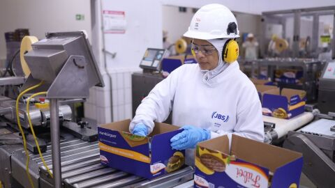 JBS abre 69 vagas de emprego em Campo Grande e Naviraí