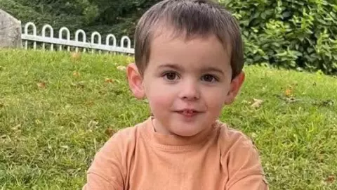 Lápide cai e mata menino de 4 anos durante visita da família a cemitério