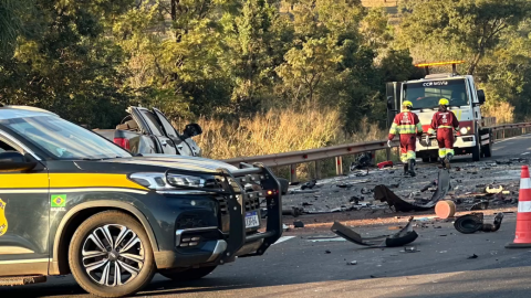 Motorista de Ranger morre ao bater em carreta na 'Curva do Sr. Adelino'