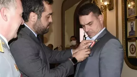 Cláudio Castro é pressionado a bancar Eduardo Bolsonaro nos EUA