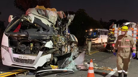 Acidente entre 4 ônibus e caminhão deixa cinco mortos na BR-153