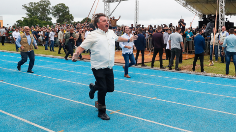 Bolsonaro tenta explicar dólares e ironiza fuga: "Sair do Brasil é fácil"
